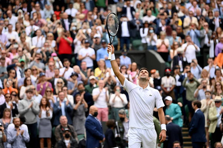Novak Djokovic ergue a requete em agradecimento aos torcedores após vitória em Wimbledon