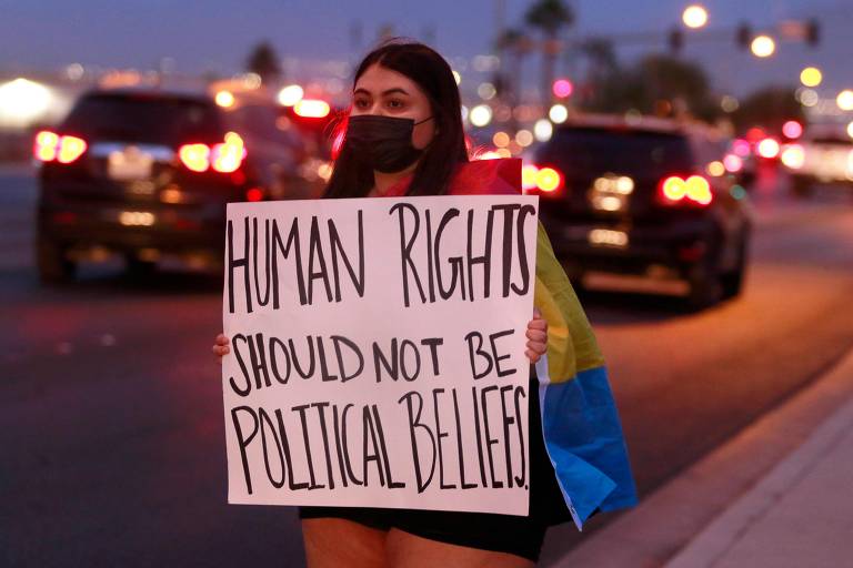 O P é a letra dos pansexuais, pessoas que sentem atração por pessoas de todas as identidades de gênero ou pelas qualidades de alguém, independentemente da identidade de gênero
