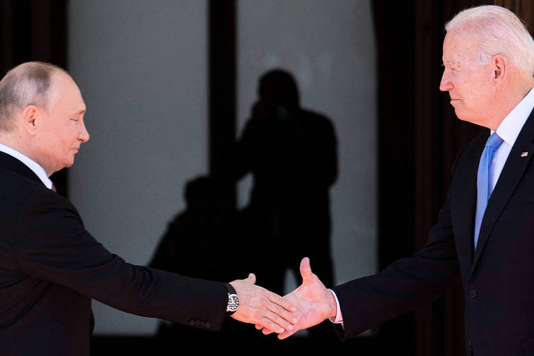 Vladimir Putin, à esq., e Joe Biden se cumprimentam antes de encontro em Genebra, na Suíça