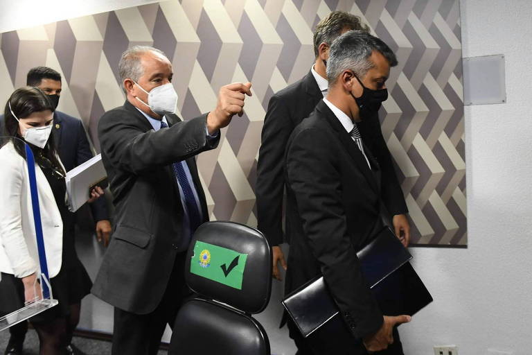 O ex-diretor Roberto Ferreira Dias (à direita), ao deixar a CPI nesta quarta-feira (7)