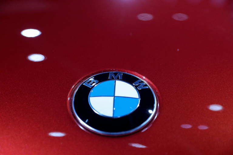 Logo da BMW sobre fundo vermelho