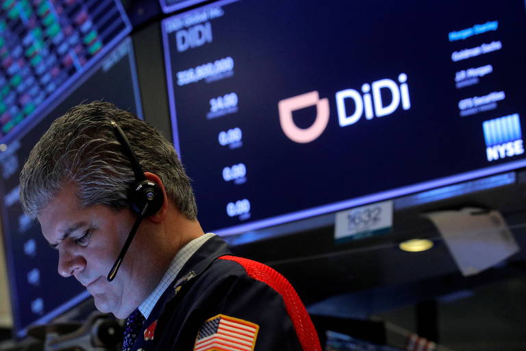 Operador da Bolsa de Nova York trabalha durante IPO da empresa chinesa Didi