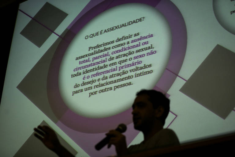 O A vem de assexual, palavra que descreve alguém que sente pouca ou nenhuma atração sexual, o que não equivale à falta de atração romântica