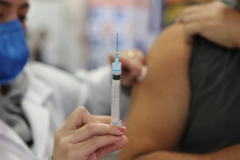 Vacinas são eficazes contra variante delta, ao contrário do que diz médico