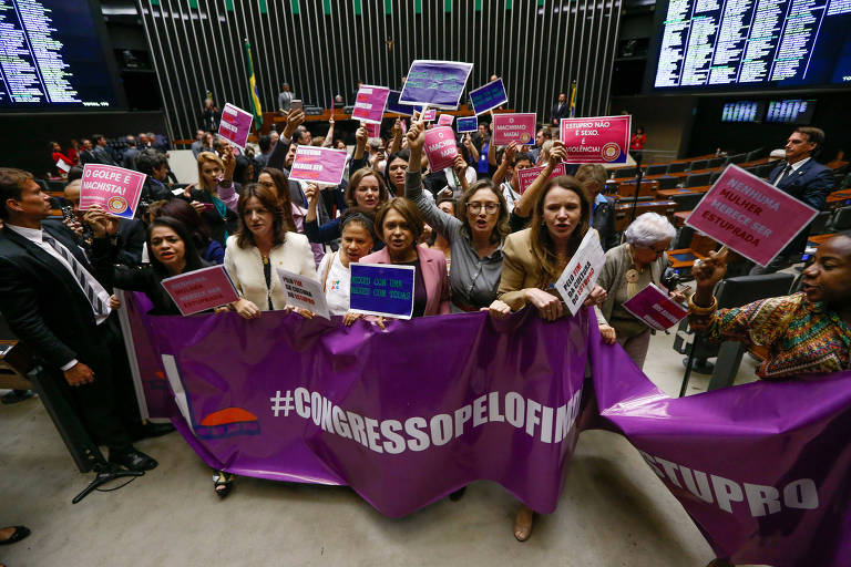 Mulheres parlamentares, deputadas e senadoras, acompanhadas de militantes de movimentos de defesa dos direitos das mulheres, protestam na Câmara dos Deputados, em Brasília, contra a cultura do estupro e pelos direitos das mulheres