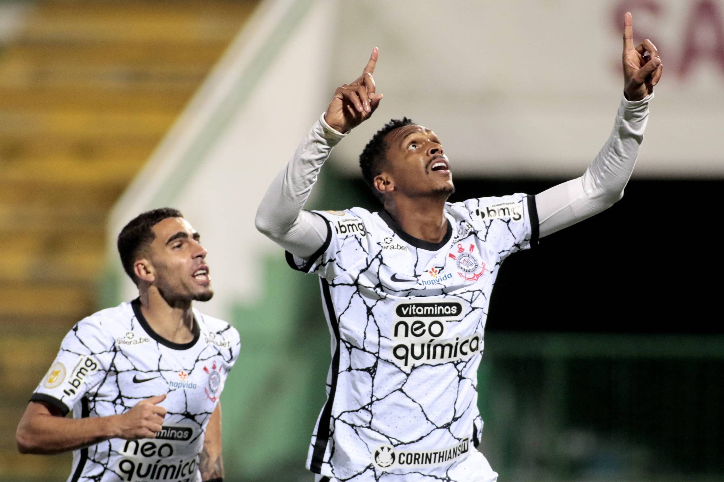 Zagueiro e goleiro são os melhores do Corinthians em triunfo no