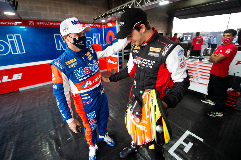 Rubens Barrichello conversa com o filho, Dudu Barrichello, nos boxes do autódromo de Cascavel (PR)