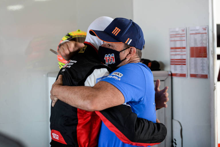 Dudu Barrichello (à esq.) abraça o pai, Rubens Barrichello, nos boxes do autódromo de Cascavel (PR)