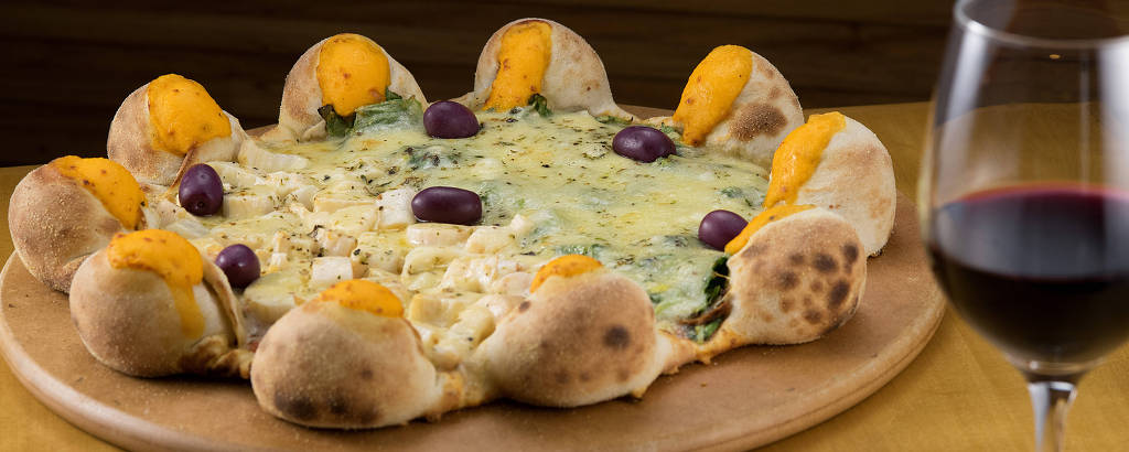 Pizza com borda de pãezinhos no formato de vulcão da Nestor