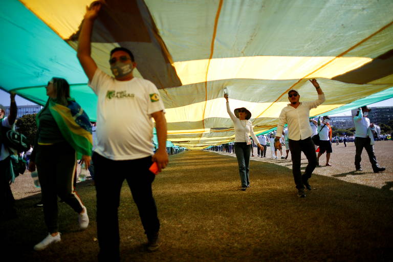 Manifestantes sob bandeirão em ato em defesa do porte de armas em Brasília nesta sexta