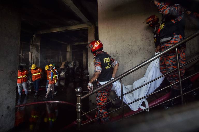 Bombeiros tentam controlar incêndio em fábrica em Bangladesh