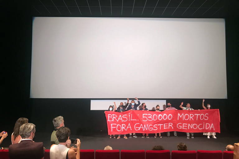 Equipe do filme de Karim Aïnouz protesta no Festival de Cannes
