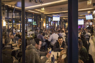 Extensao do horario  de bares ate as 23 horas. Movimento no bar  e restaurante POSTO 6 na Vila Madalena
