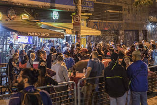 Extensao do horario  de bares ate as 23 horas. Pessoas consomem bebidas e lanches   no Largo da Batata  (em Pinheiros)