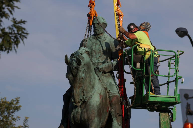 Veja imagens da remoção de estátua confederada