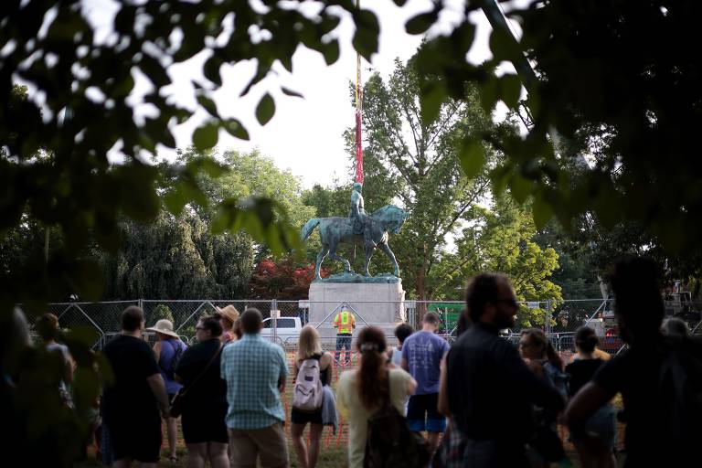 Público assiste à remoção da estátua