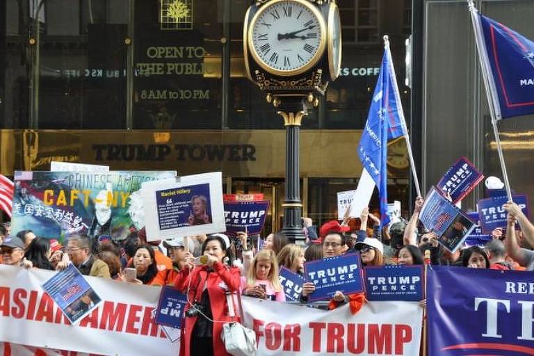 Apoiadores asiáticos e sino-americanos de Trump durante manifestação em Manhattan, em 2016