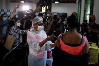 Mass vaccination among population on Ilha Grande island