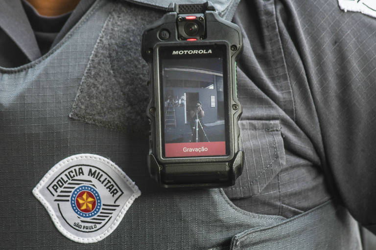 Polícia Militar de SP usa câmera acoplada ao uniforme para coibir violência