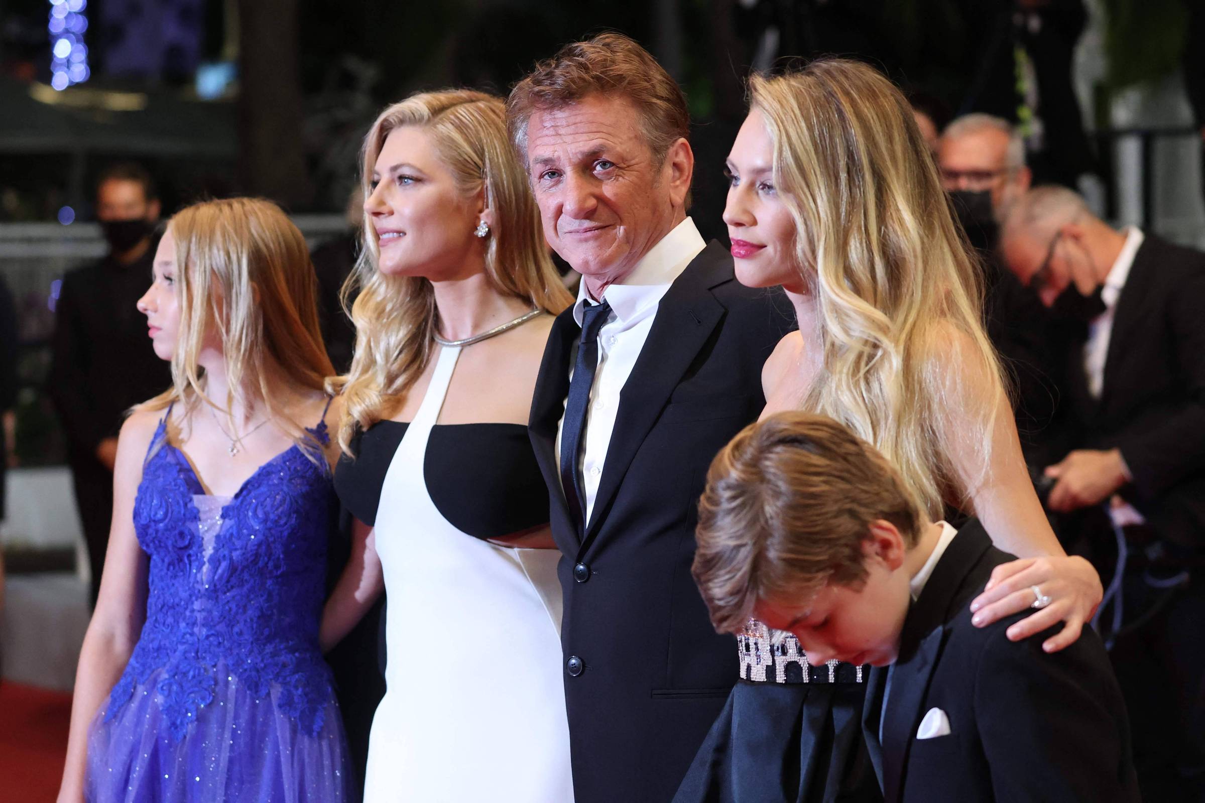 Sean Penn em Cannes dirige e contracena com os filhos em filme sobre  família - 10/07/2021 - Ilustrada - Folha