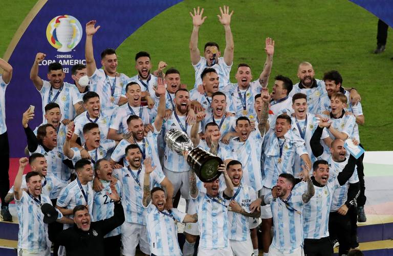 Vovó Argentina viraliza nas redes ao comemorar vitórias da Seleção - Estadão