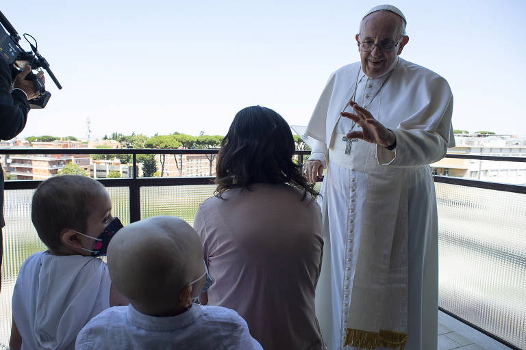 Papa Francisco aparece pela 1ª vez após cirurgia e faz oração da varanda de  hospital - 11/07/2021 - Mundo - Folha