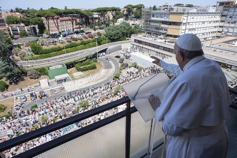 Papa Francisco aparece em público após cirurgia
