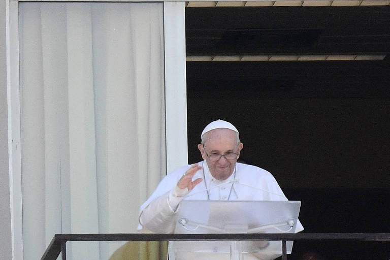 Papa Francisco faz oração do Angelus da varanda do hospital Gemelli, onde está internado, em Roma, neste domingo (11)