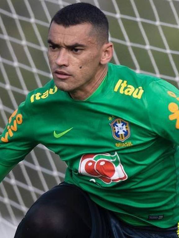 Hoje é aniversário do melhor goleiro do Brasil', enaltece Santos