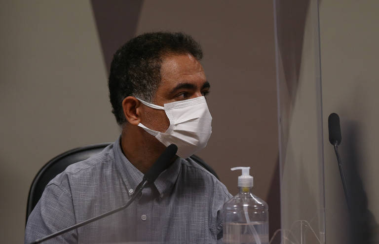 Os senadores da comissão ouvem o funcionário do Ministério da Saúde William Santana durante a CPI da Covid