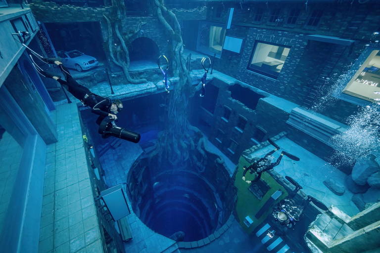Piscina de mergulho mais profunda do mundo é inaugurada em Dubai