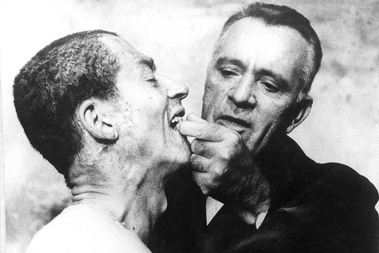 Os atores John Hurt (esq.) e Richard Burton, na pele do vilão O'Brien, na adaptação lançada em 1984