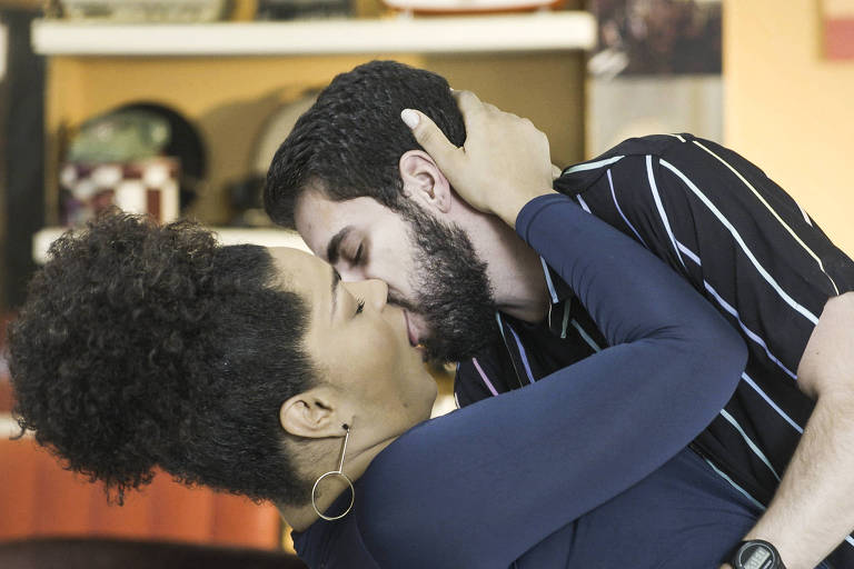 'Cena do beijo é ato de resistência', diz ator trans de 'Salve-se Quem Puder'