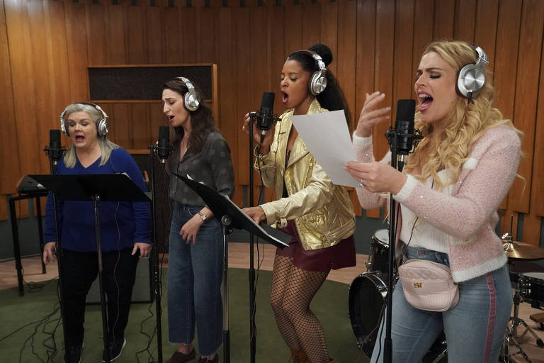 Quatro mulheres cantando em estúdio