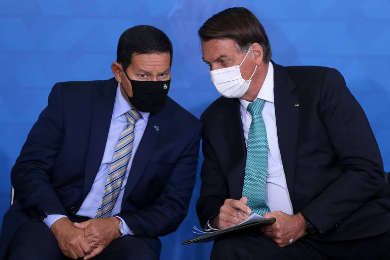 Dois homens brancos sentados lado a lado conversam com máscaras faciais