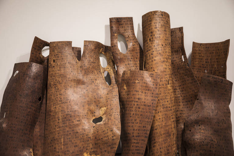 Obra "Manuais de Liedo - lote I", de Marcelo Silveira, em exposição no primeiro andar do museu