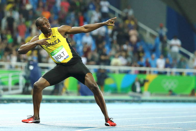 Usain Bolt faz o seu gesto característico após vencer os 200 metros na Olimpíada do Rio, em 2016