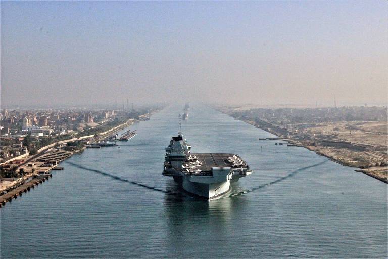 O HMS Queen Elizabeth lidera seu grupo de ataque pelo canal de Suez na semana passada

