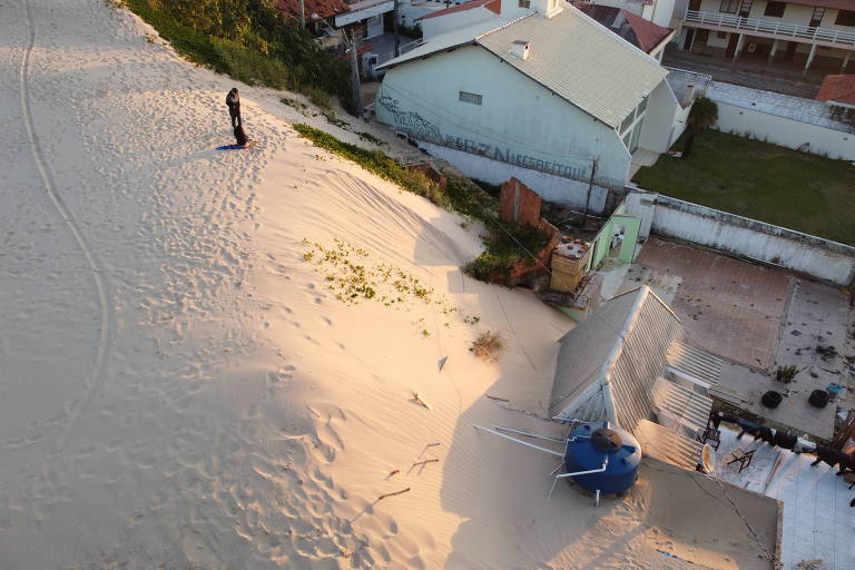 Casas ficam cobertas por dunas em Florianópolis