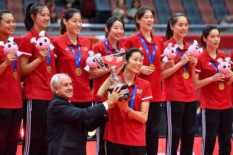 Ting Zhu recebe o troféu da Copa do Mundo de vôlei de 2019, em Osaka (JAP); este ano, ela lidera a favorita China na luta pelo bicampeonato olímpico