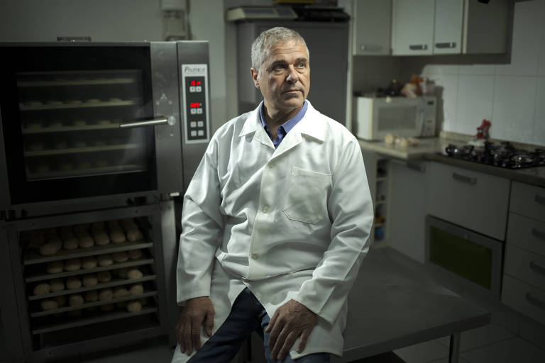 No alto, Rinaldo Martins da Silva, dono da fábrica de pães de queijo Grano Dricah, em Osasco, na Grande SP