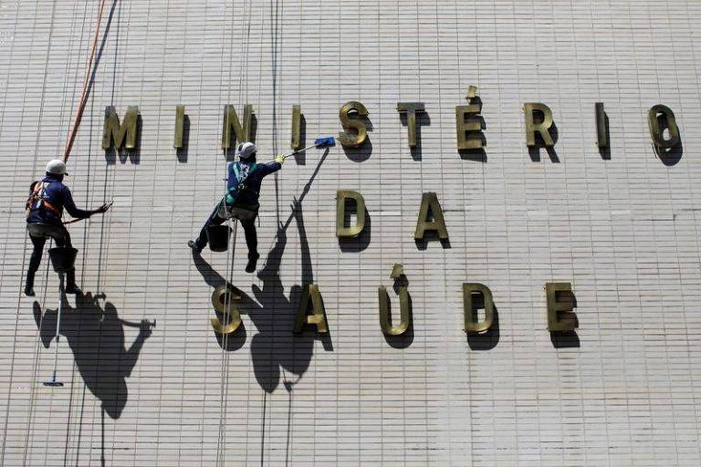 Funcionários limpam fachada do prédio do Ministério da Saúde; site do ConecteSUS ficou fora do ar por 13 dias