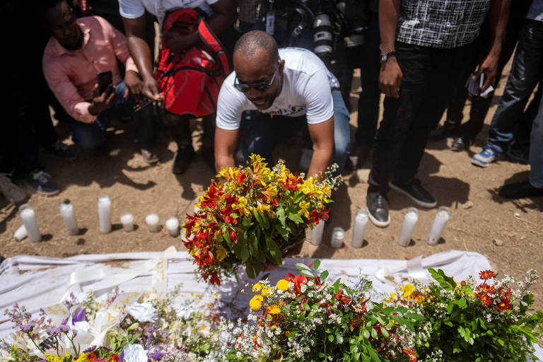 Em Porto Príncipe, capital do Haiti, homem coloca flores perto do palácio presidencial em memorial em homenagem ao presidente Jovenel Moïse, que foi assassinado