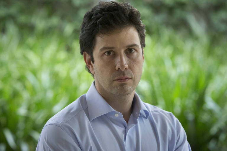 Bacharel em economia pelo IBMEC, é CEO da Rede D'Or São Luiz