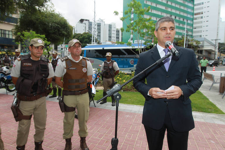 À direita, o ex-secretário de Segurança Pública da Bahia, Maurício Teles Barbosa