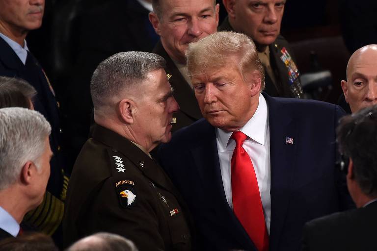 O general Mark Milley, à esq., conversa com o ex-presidente Donald Trump no Capitólio, em Washington