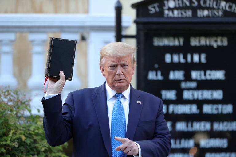 O então presidente dos EUA Donald Trump segura Bíblia em frente à igreja de St. John, em Washington