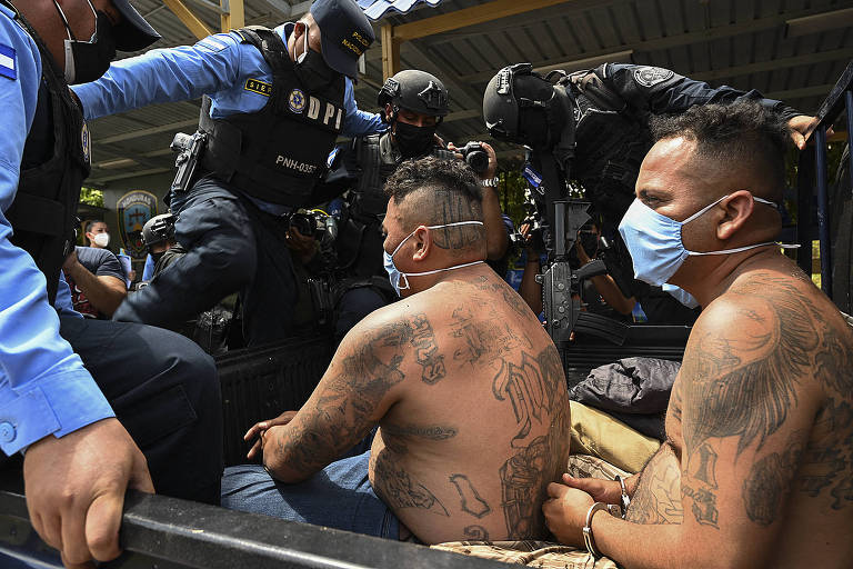 Membros da quadrilha criminosa MS-13 são transportados por policiais da Polícia Nacional de Honduras, em Tegucigalpa