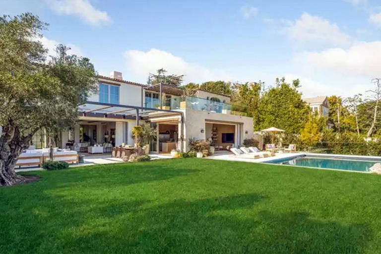 Michelle Pfeiffer quer R$ 127 milhões por mansão em Los Angeles