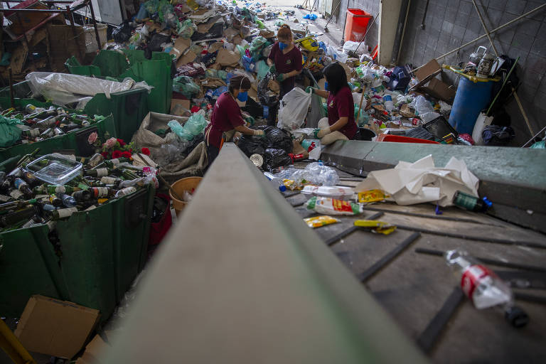 Processo de triagem dos materiais na cooperativa de coleta seletiva Coopercaps, em São Paulo. Algumas empresas, em vez de reciclar suas embalagens por conta própria, compram créditos de reciclagem de cooperativas, como a Coopercaps